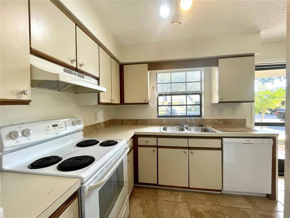 В аренду: $1,625 (2 спален, 1 ванн, 900 Квадратных фут)
