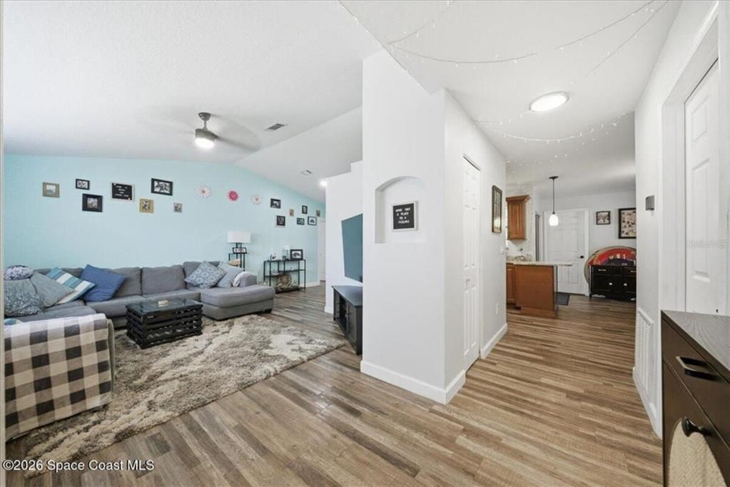 Activo con contrato: $344,000 (3 camas, 2 baños, 1352 Pies cuadrados)