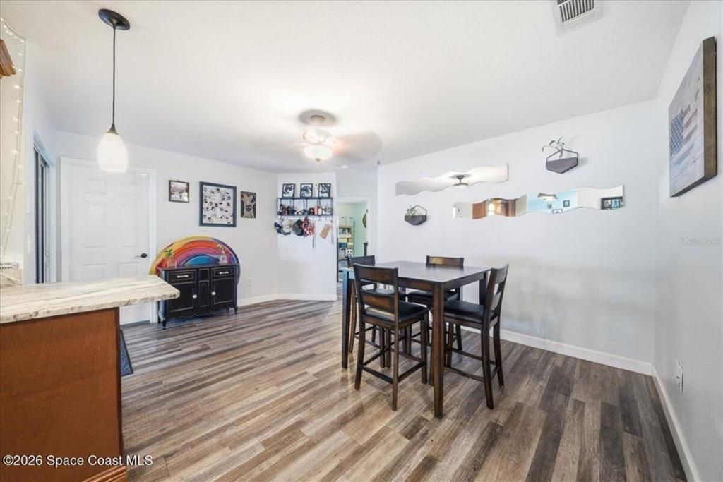 Activo con contrato: $344,000 (3 camas, 2 baños, 1352 Pies cuadrados)
