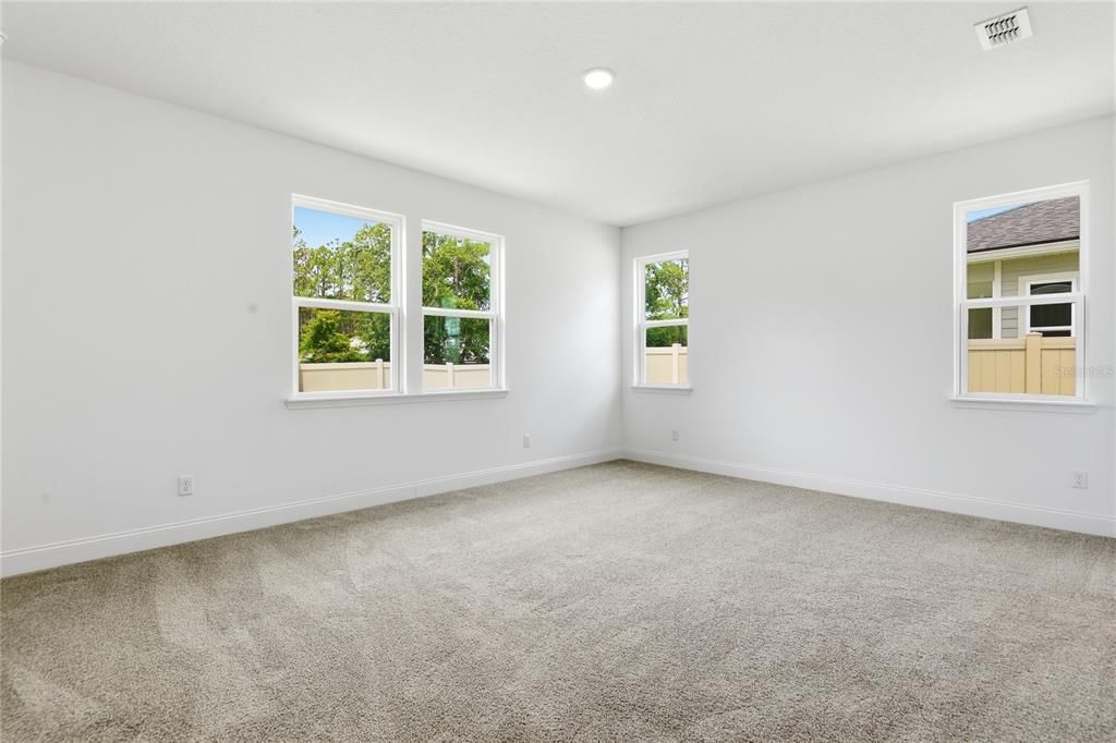 For Sale: $319,997 (4 beds, 2 baths, 1800 Square Feet)