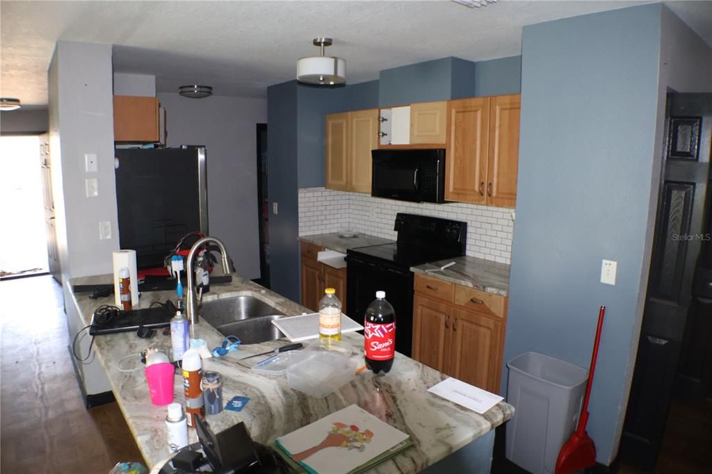Activo con contrato: $189,000 (4 camas, 2 baños, 1599 Pies cuadrados)