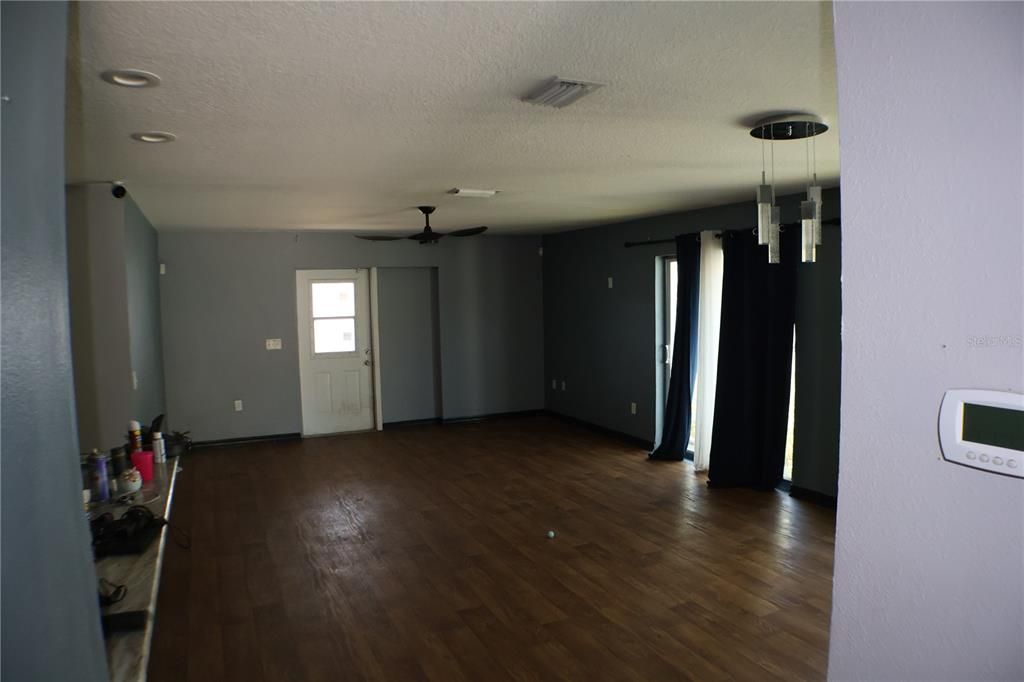 Activo con contrato: $189,000 (4 camas, 2 baños, 1599 Pies cuadrados)