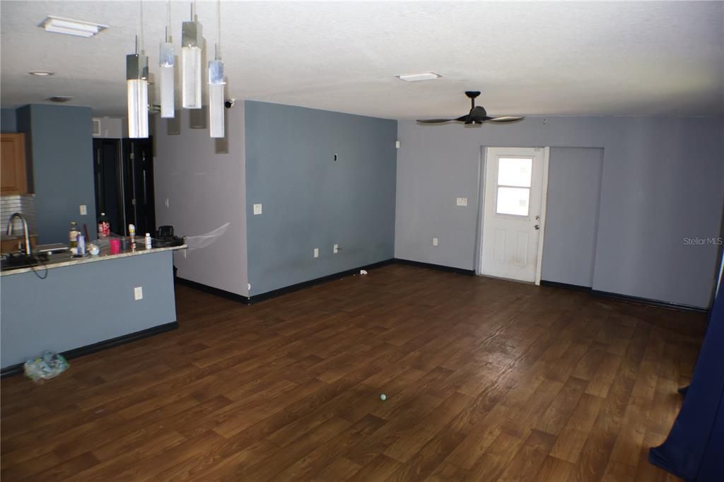 Activo con contrato: $189,000 (4 camas, 2 baños, 1599 Pies cuadrados)