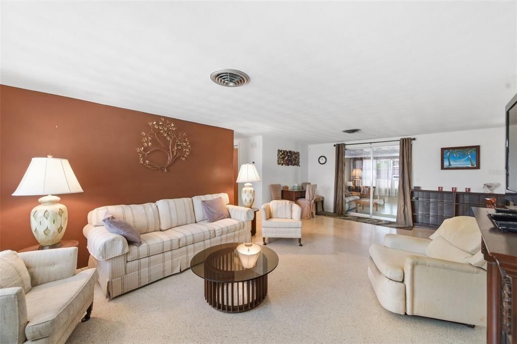 For Sale: $229,900 (2 beds, 1 baths, 948 Square Feet)