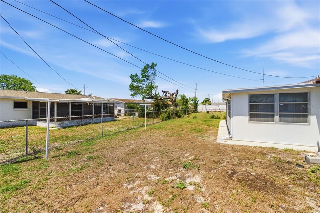 For Sale: $229,900 (2 beds, 1 baths, 948 Square Feet)