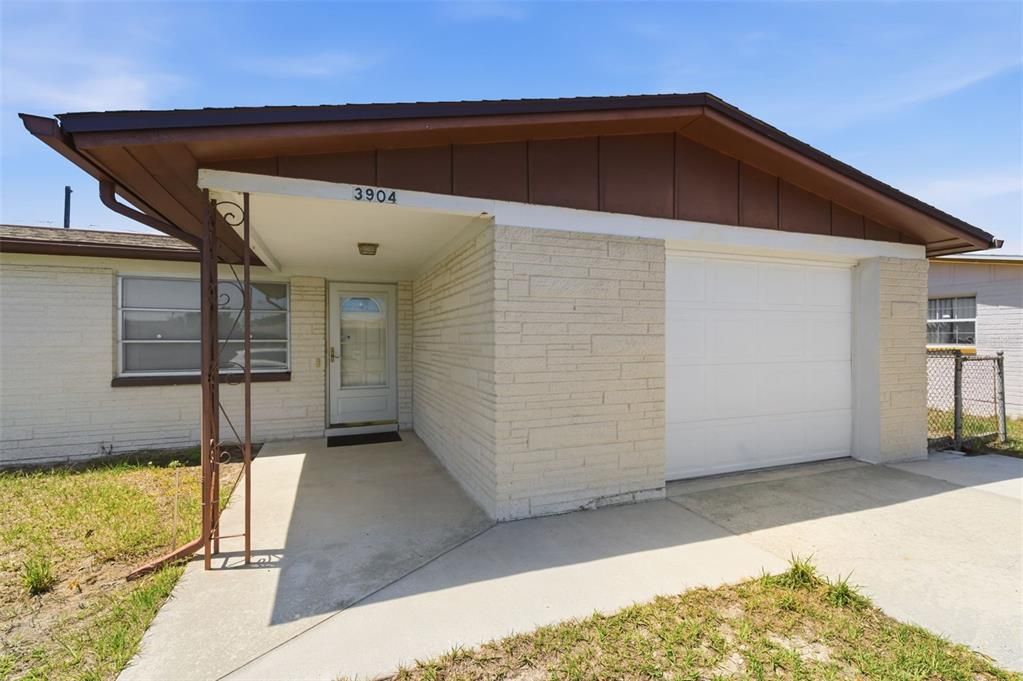 For Sale: $229,900 (2 beds, 1 baths, 948 Square Feet)
