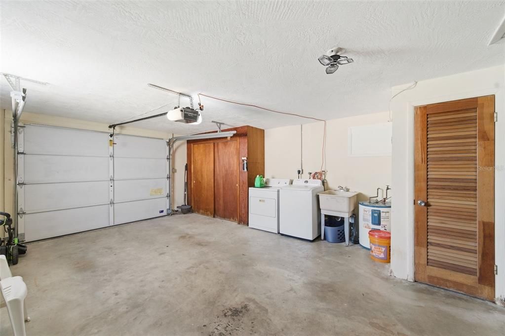 For Sale: $229,900 (2 beds, 1 baths, 948 Square Feet)