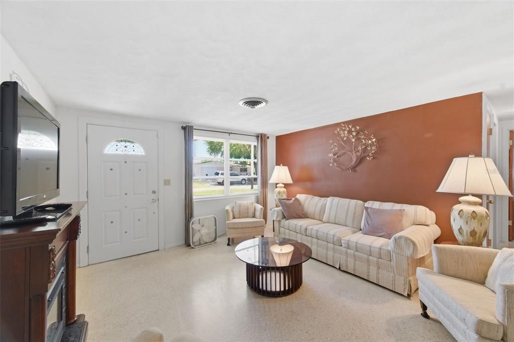 For Sale: $229,900 (2 beds, 1 baths, 948 Square Feet)