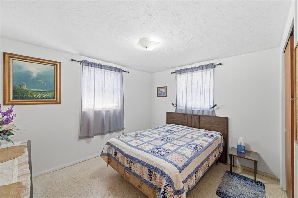 For Sale: $229,900 (2 beds, 1 baths, 948 Square Feet)