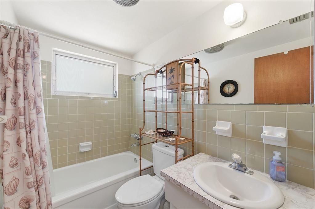 For Sale: $229,900 (2 beds, 1 baths, 948 Square Feet)