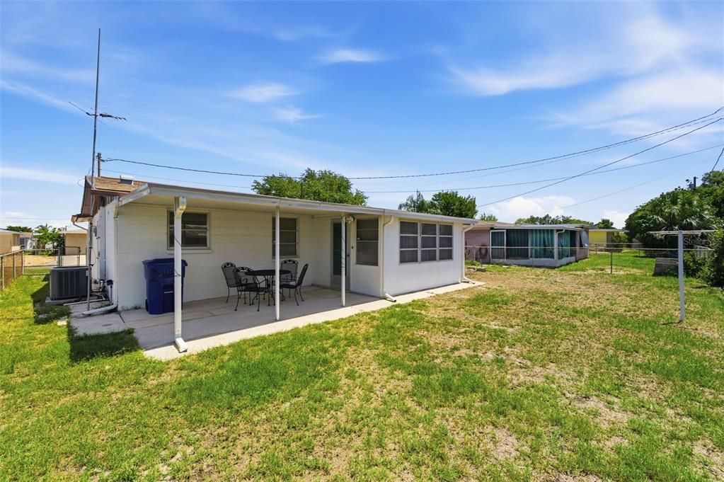 For Sale: $229,900 (2 beds, 1 baths, 948 Square Feet)