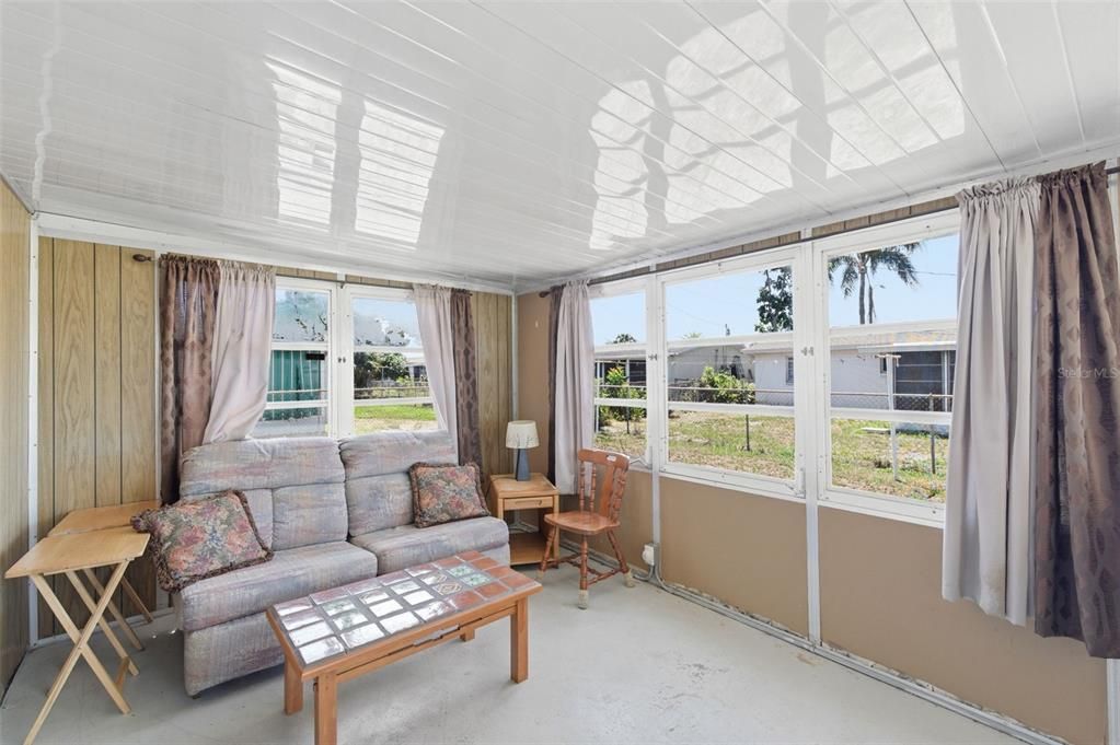 For Sale: $229,900 (2 beds, 1 baths, 948 Square Feet)