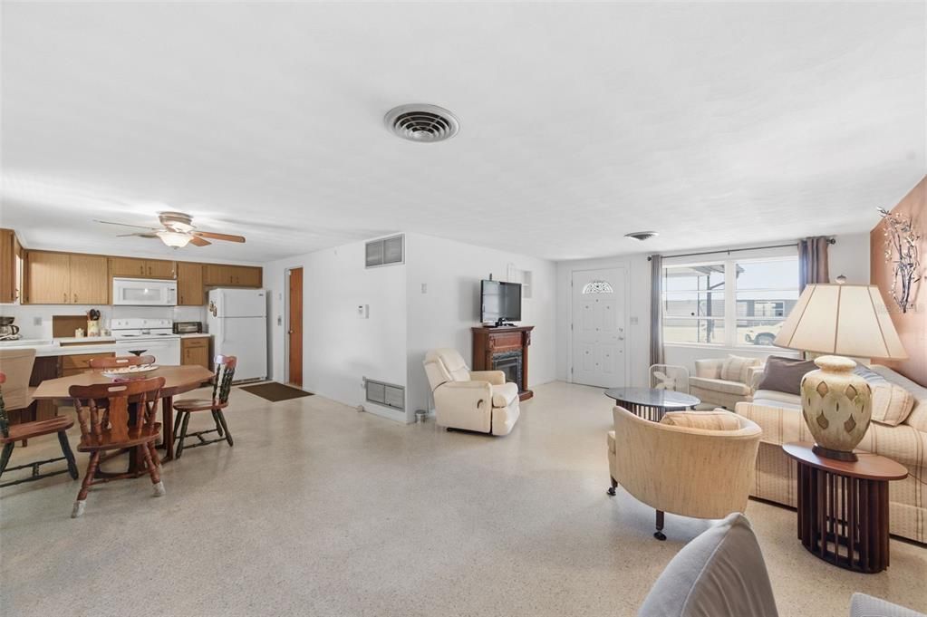 For Sale: $229,900 (2 beds, 1 baths, 948 Square Feet)