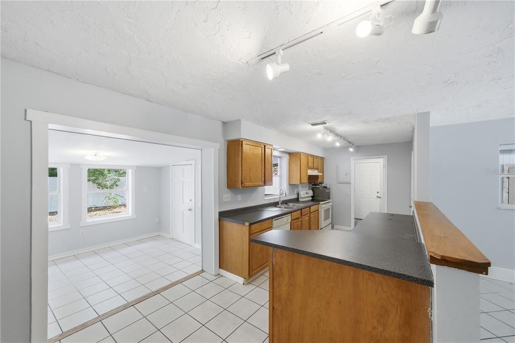 Activo con contrato: $230,000 (3 camas, 2 baños, 1116 Pies cuadrados)