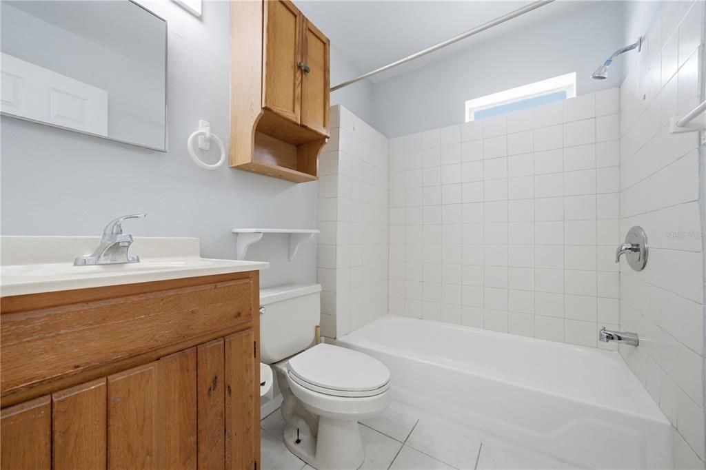 Activo con contrato: $230,000 (3 camas, 2 baños, 1116 Pies cuadrados)