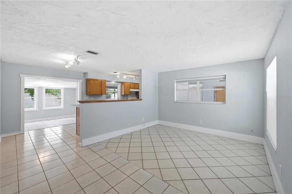 Activo con contrato: $230,000 (3 camas, 2 baños, 1116 Pies cuadrados)