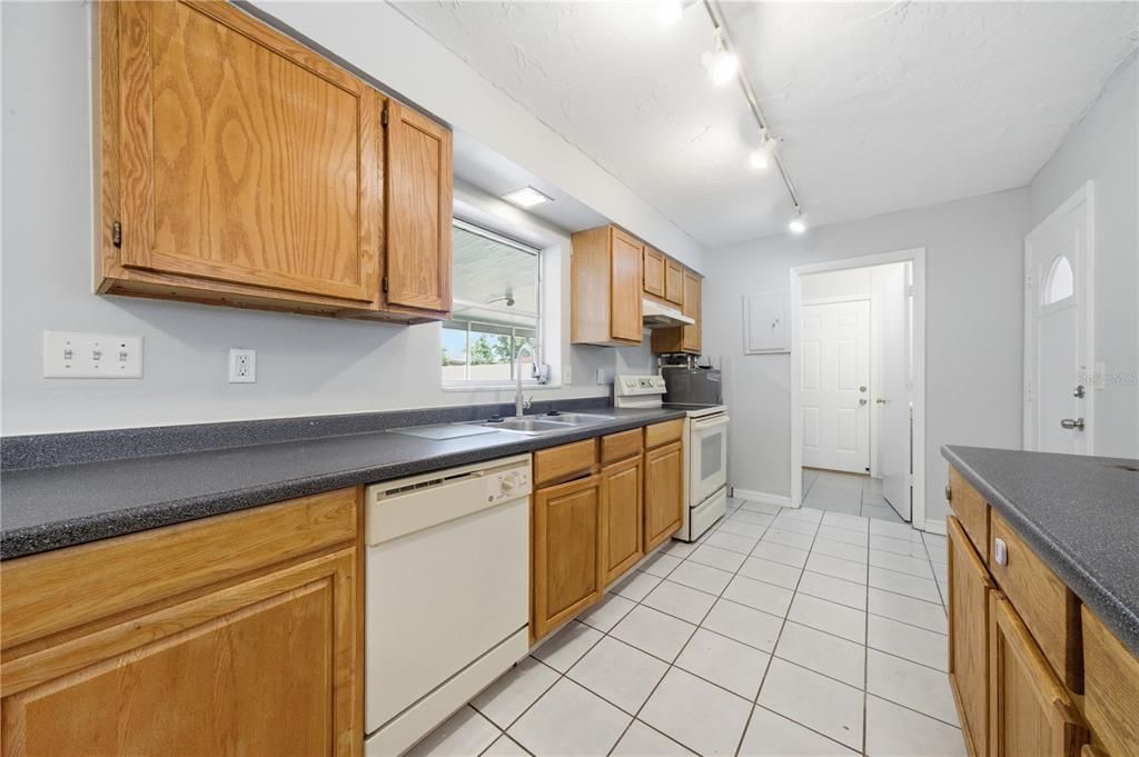 Activo con contrato: $230,000 (3 camas, 2 baños, 1116 Pies cuadrados)