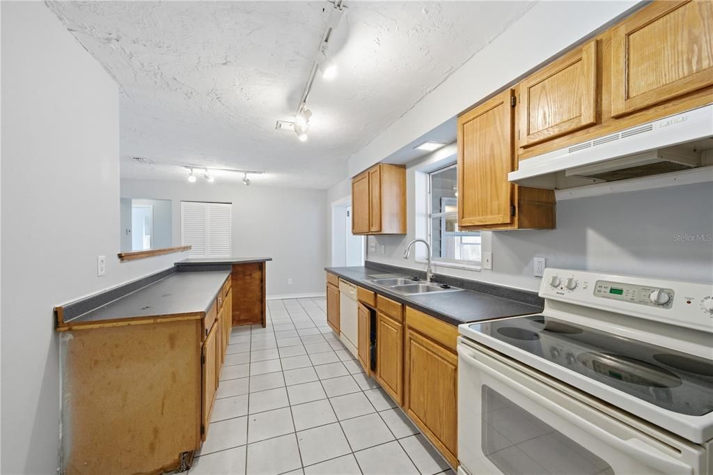 Activo con contrato: $230,000 (3 camas, 2 baños, 1116 Pies cuadrados)