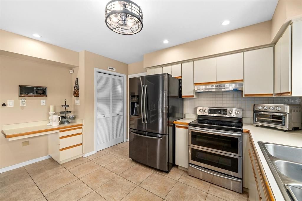 Active With Contract: $489,900 (3 beds, 2 baths, 2394 Square Feet)