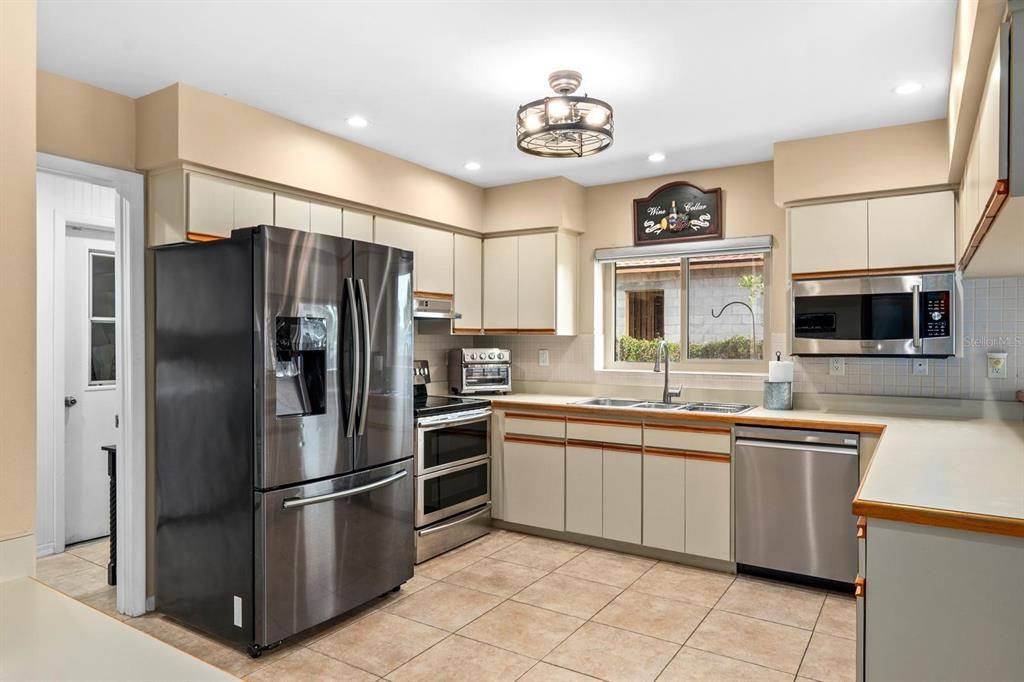 Active With Contract: $489,900 (3 beds, 2 baths, 2394 Square Feet)