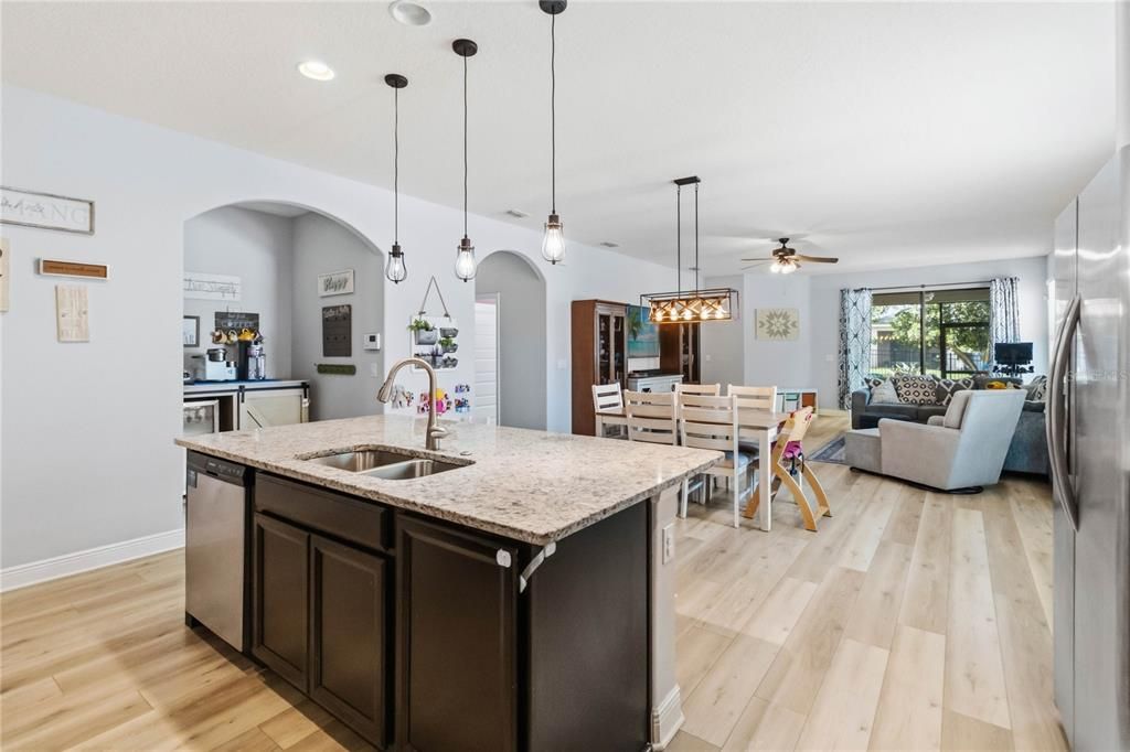 En Venta: $574,990 (3 camas, 3 baños, 2040 Pies cuadrados)