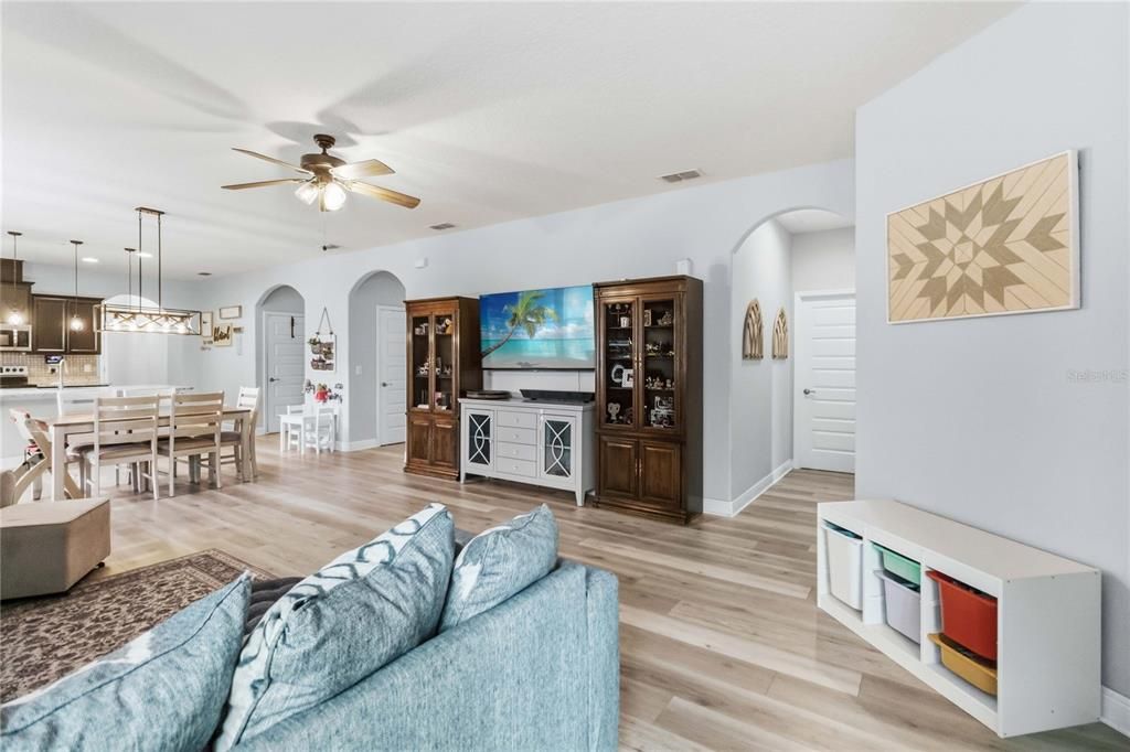 En Venta: $574,990 (3 camas, 3 baños, 2040 Pies cuadrados)