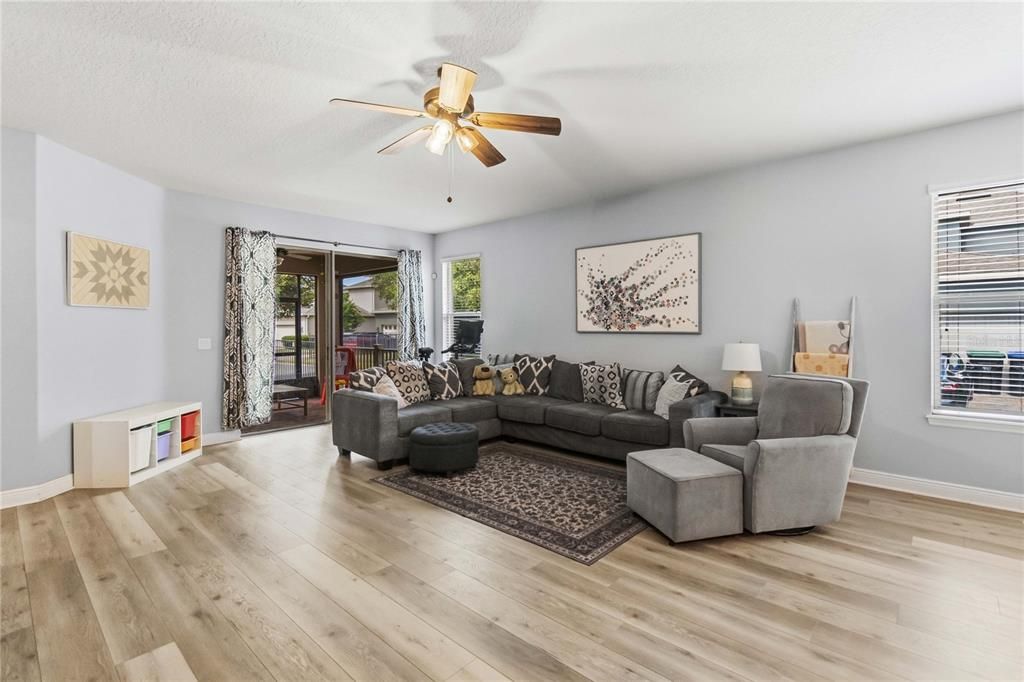 En Venta: $574,990 (3 camas, 3 baños, 2040 Pies cuadrados)