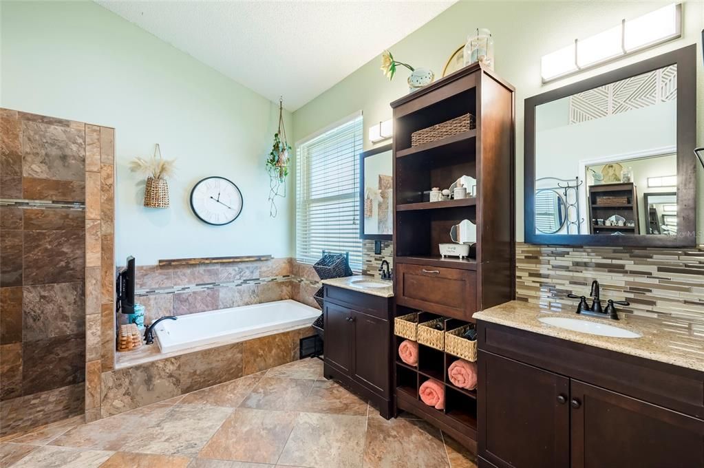 En Venta: $699,900 (4 camas, 3 baños, 2515 Pies cuadrados)