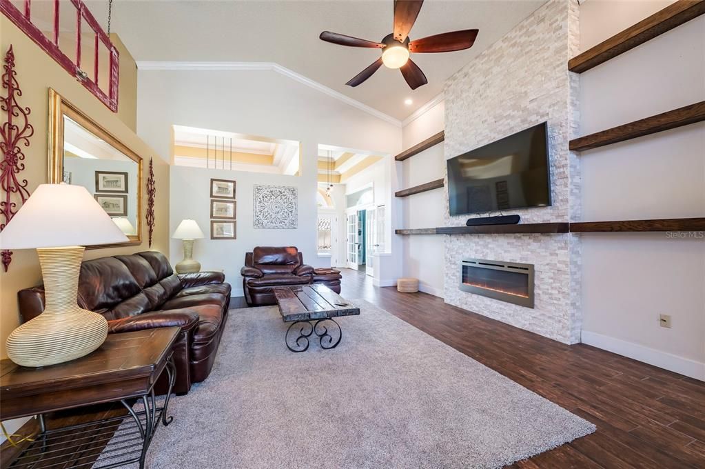 En Venta: $699,900 (4 camas, 3 baños, 2515 Pies cuadrados)