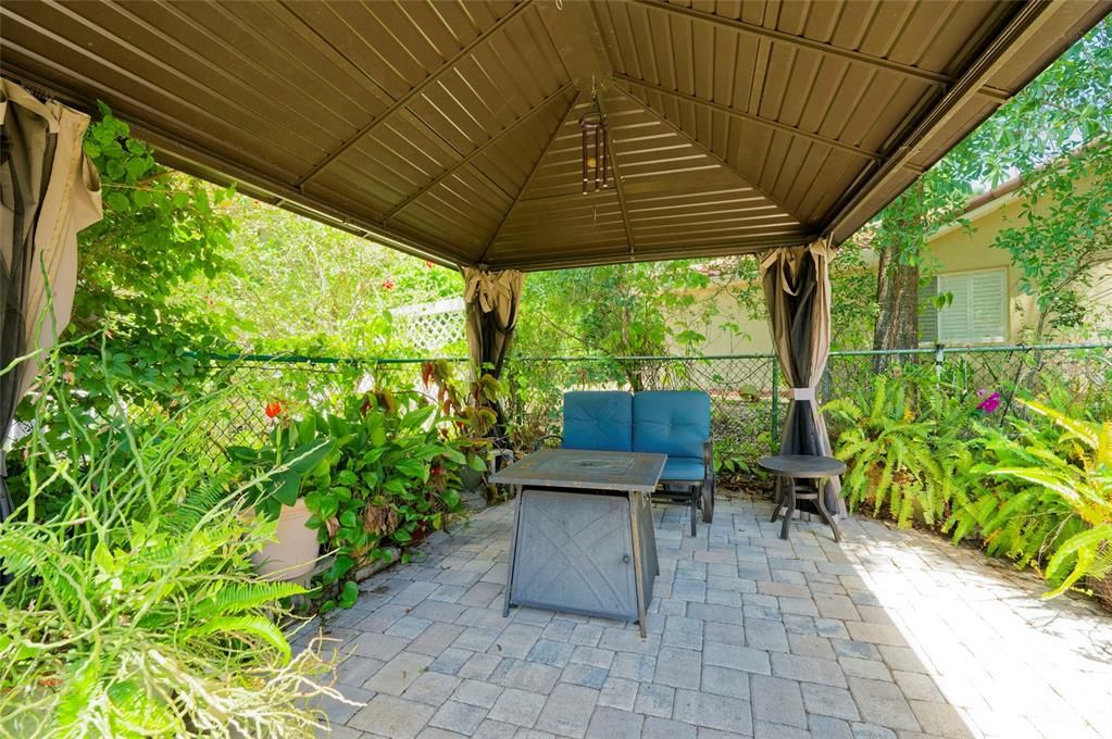 En Venta: $699,900 (4 camas, 3 baños, 2515 Pies cuadrados)