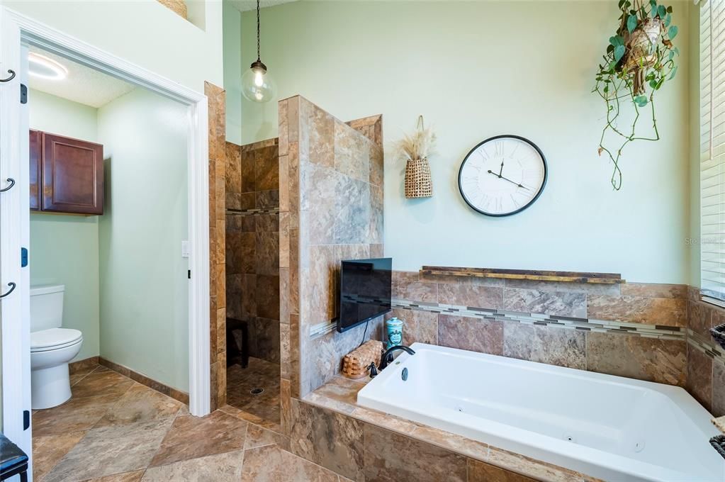 En Venta: $699,900 (4 camas, 3 baños, 2515 Pies cuadrados)
