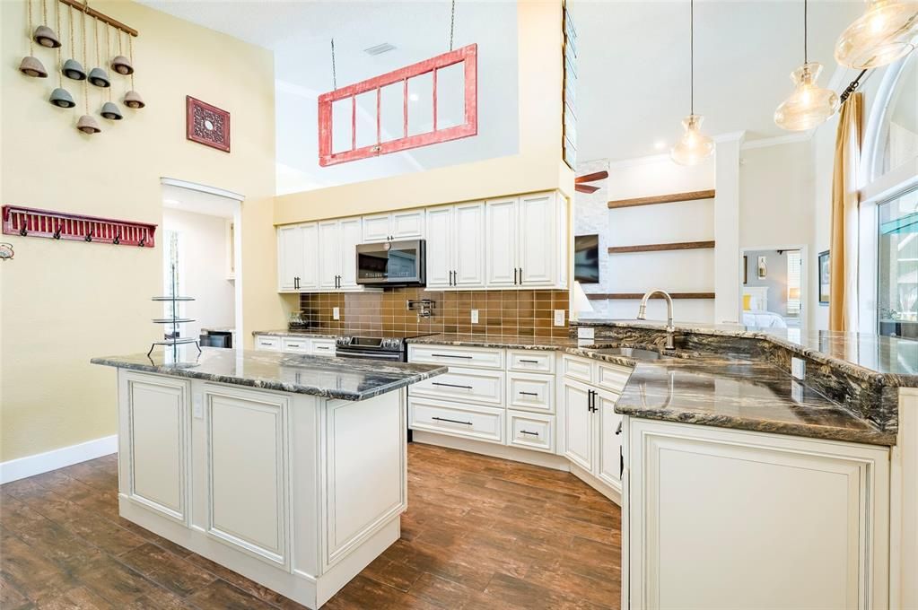 En Venta: $699,900 (4 camas, 3 baños, 2515 Pies cuadrados)