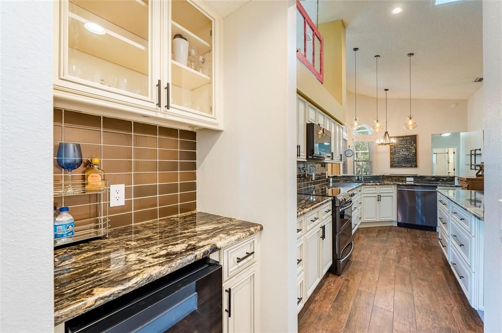 En Venta: $699,900 (4 camas, 3 baños, 2515 Pies cuadrados)