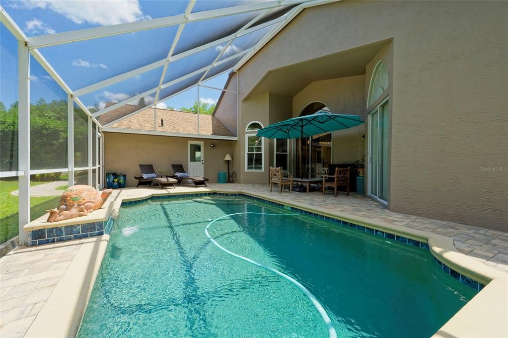 En Venta: $699,900 (4 camas, 3 baños, 2515 Pies cuadrados)