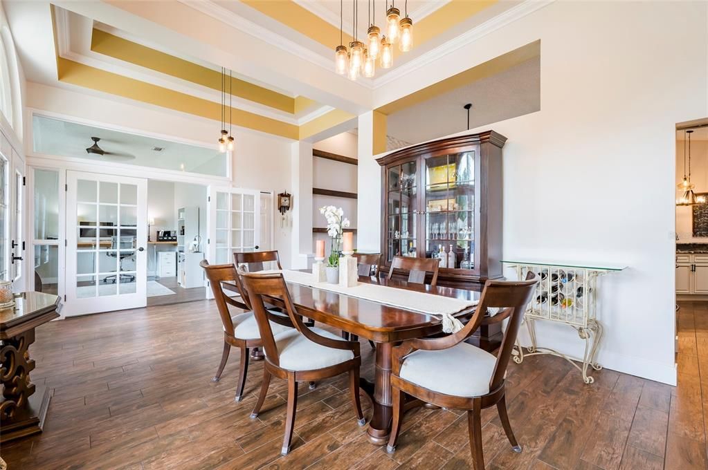 En Venta: $699,900 (4 camas, 3 baños, 2515 Pies cuadrados)