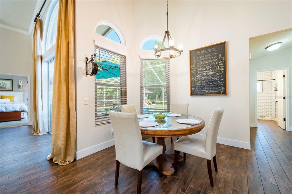 En Venta: $699,900 (4 camas, 3 baños, 2515 Pies cuadrados)