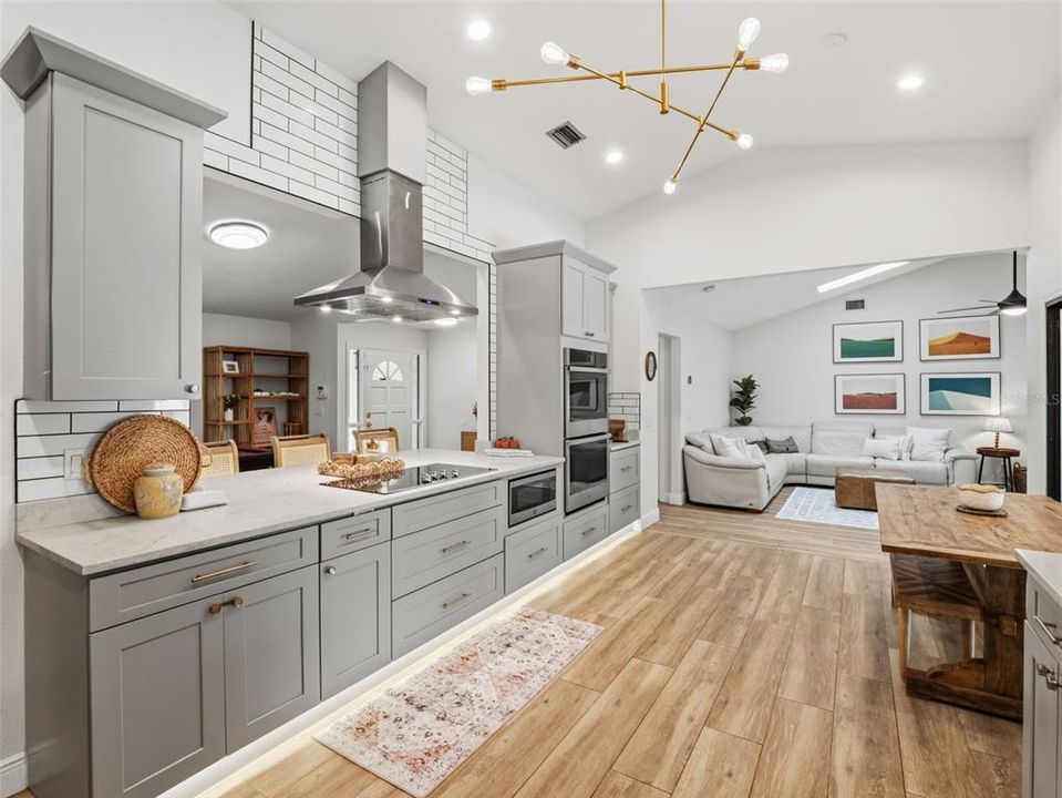 En Venta: $650,000 (4 camas, 2 baños, 2398 Pies cuadrados)