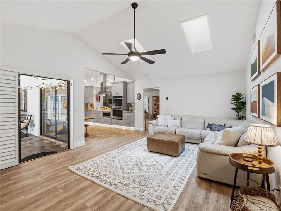 En Venta: $650,000 (4 camas, 2 baños, 2398 Pies cuadrados)