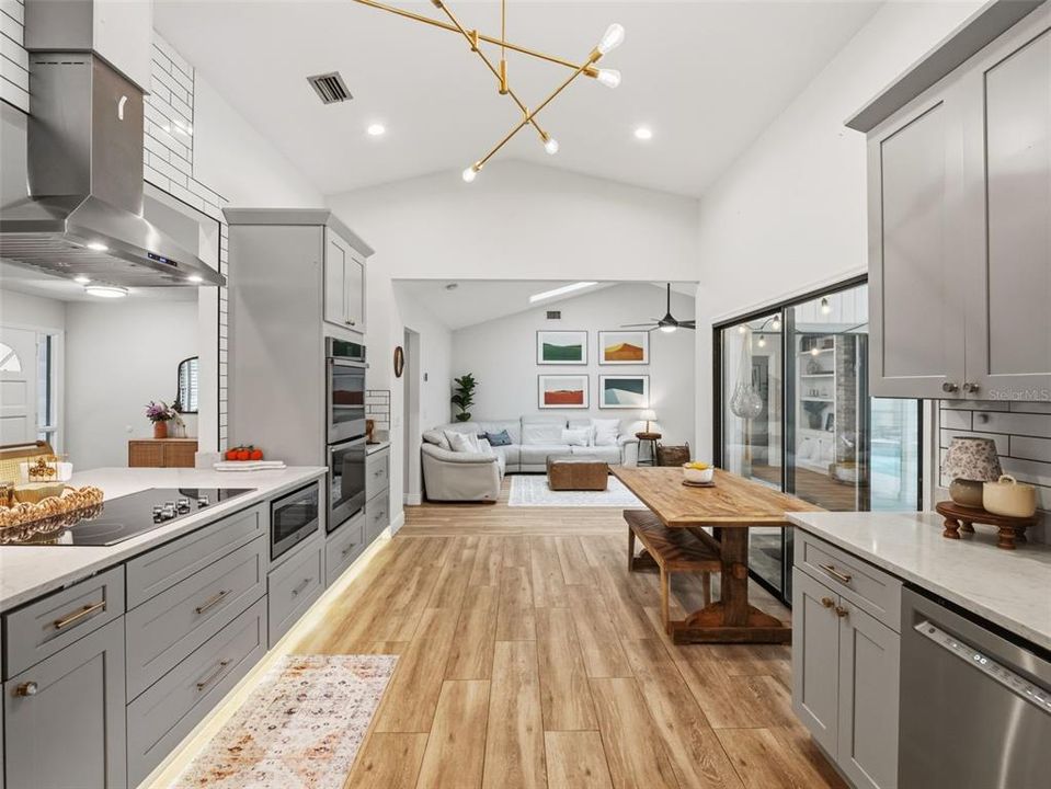 En Venta: $650,000 (4 camas, 2 baños, 2398 Pies cuadrados)
