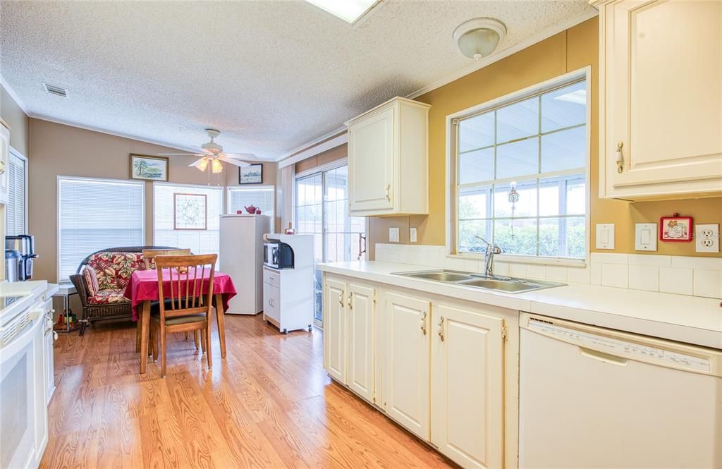 На продажу: $259,900 (3 спален, 2 ванн, 1471 Квадратных фут)