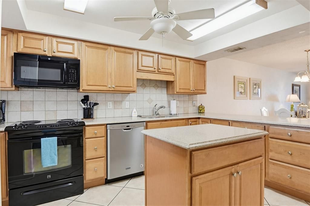 For Sale: $550,000 (2 beds, 2 baths, 996 Square Feet)