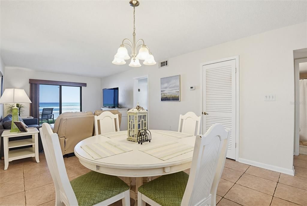 For Sale: $550,000 (2 beds, 2 baths, 996 Square Feet)
