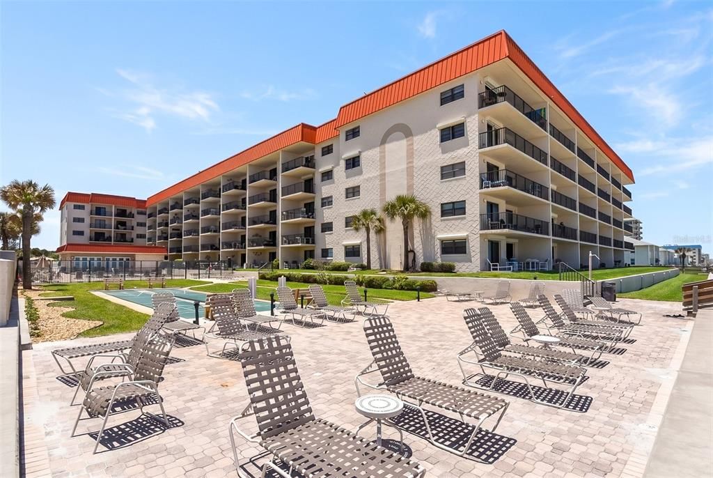 For Sale: $550,000 (2 beds, 2 baths, 996 Square Feet)