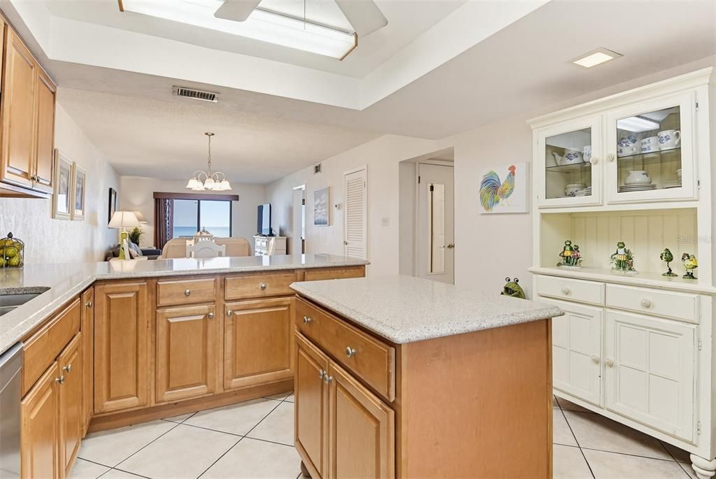 For Sale: $550,000 (2 beds, 2 baths, 996 Square Feet)