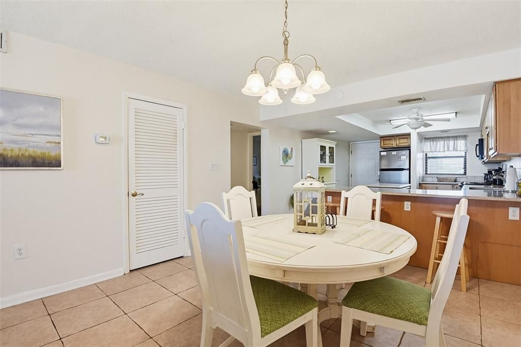 For Sale: $550,000 (2 beds, 2 baths, 996 Square Feet)