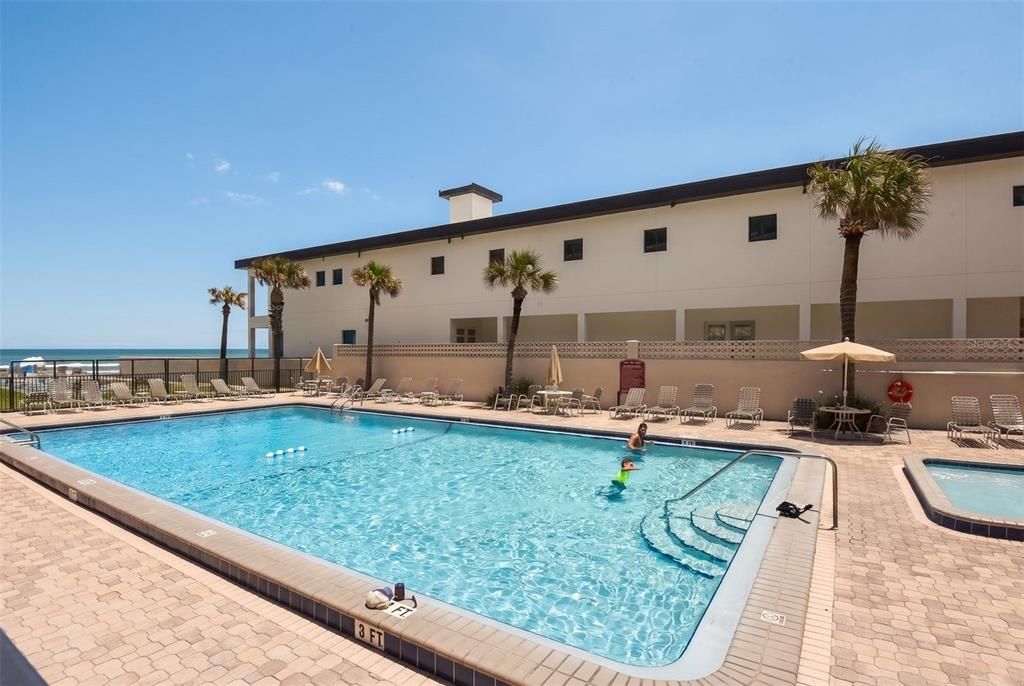 For Sale: $550,000 (2 beds, 2 baths, 996 Square Feet)