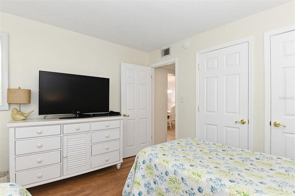 For Sale: $550,000 (2 beds, 2 baths, 996 Square Feet)