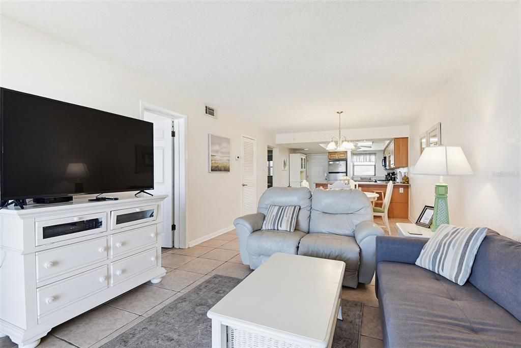 For Sale: $550,000 (2 beds, 2 baths, 996 Square Feet)