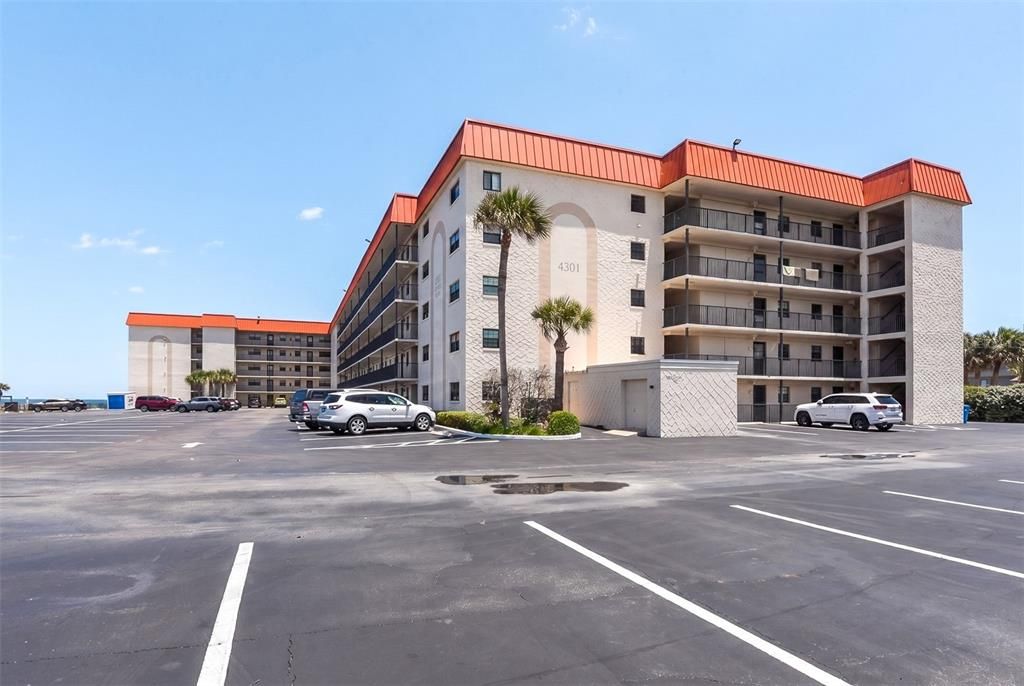 For Sale: $550,000 (2 beds, 2 baths, 996 Square Feet)