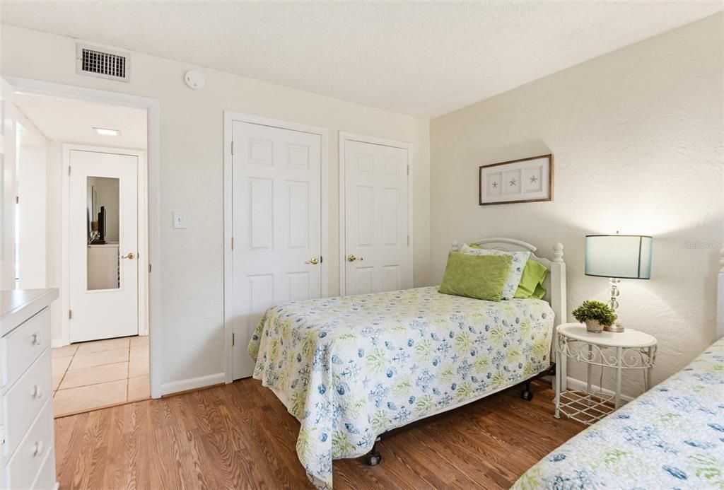 For Sale: $550,000 (2 beds, 2 baths, 996 Square Feet)